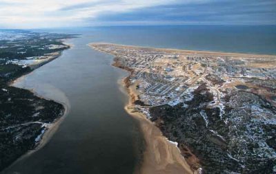An aerial view of the Great Whale river at the site of the community of Kuujjuaraapik and Whapmagoostui. (PHOTO/ NUNAVIK-TOURISM)