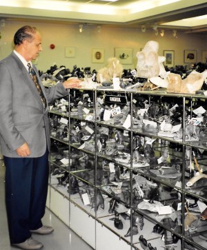 Peter Murdoch in 1992, then the general manager of the Fédération des co-operatives du Nouveau-Québec, stands by a shelf full of carvings from the Nunavik community of Kangirsuk on display at the showroom of the FCNQ headquarters in Baie d'Urfé, Quebec. (PHOTO BY JANE GEORGE)