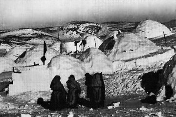 Snowhouses in Port Harrison (Inukjuak) in an unattributed photo.