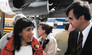 Maggie Emudluk, then mayor of Kangiqsualujjuaq, and Quebec Premier Lucien Bouchard shortly after his arrival in Kangiqsualujjuaq in September, 1997. (PHOTO BY JANE GEORGE)